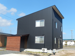 むき出しの梁が美しい家